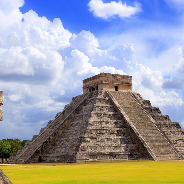 Meksiko-Chichen-Itza-zmija-i-Kukulkan-Maya-piramida