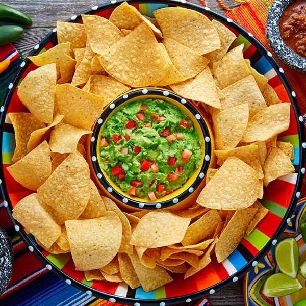 Meksiko-nachos-s-ipsom-od-tortilje-guacamole-sombrero