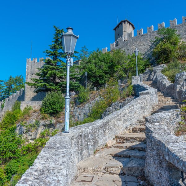 San-Marino---stubi-te-koje-vodi-do-Guaite---prve-kule-San-Marina