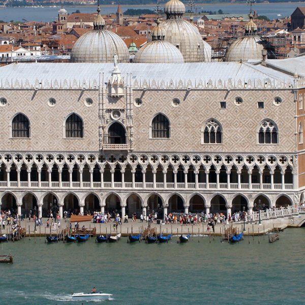 Venecija-pogled-na-pala-a-du-dova-iz-kampanila-bazilike-San-Giorgio-Maggiore